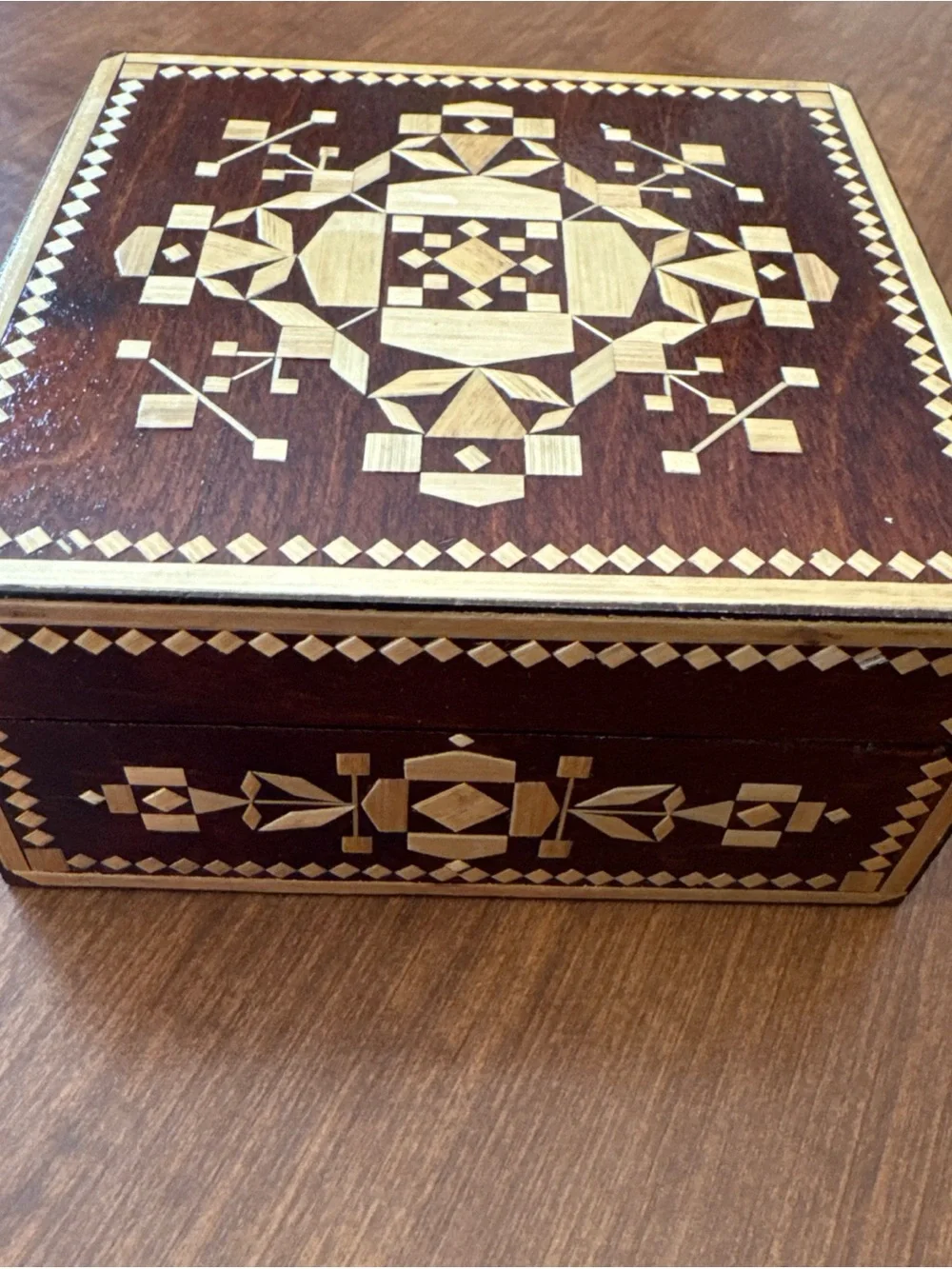 Beautiful vintage wooden trinket box with inlaid bamboo 4 x 4